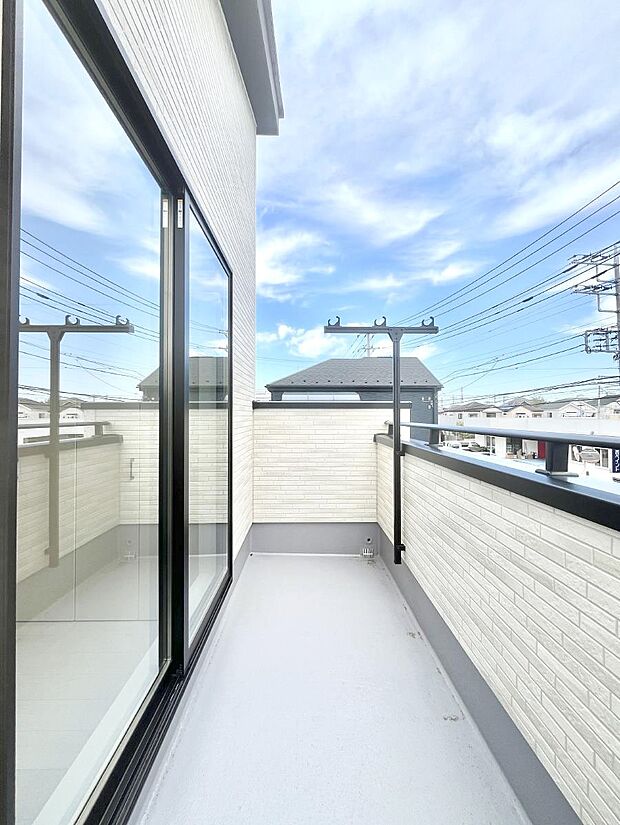 【バルコニー】暖かな陽光が降り注ぐバルコニーはお洗濯におすすめ。爽やかな風も心地よいです。 