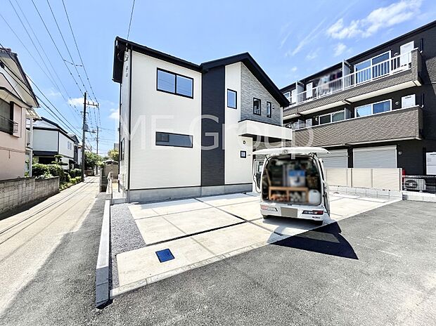 【駐車場】~Parking~ 駐車場3台置けます!(車種による)自転車置き場や物置場として、お子様の遊ぶスペースとして、ゆとりある敷地だからこそ可能な多用途にご利用いただけるスペースです。