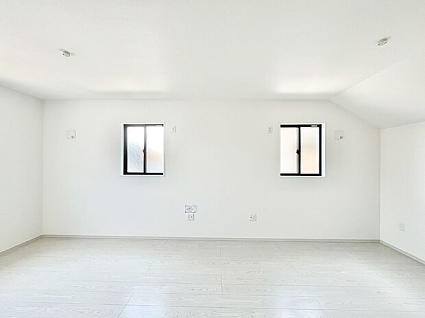 【寝室】~Bed Room~ お子様の成長に合わせて住まいのレイアウトも変わります。思春期のプライバシーを重視したり、成長に合わせて机やベットを配置したり。将来を見越しての住まい選びも大切です。