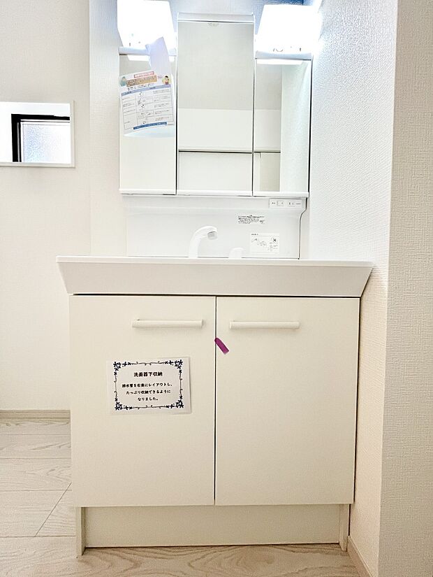 【洗面台・洗面所】~Dressing Room~ 明るく清潔感溢れるパウダールーム。毎日使う場所だからこそ、快適な空間となっております。シャンプードレッサーを採用しておりますので、朝シャンも手軽に出来ます。