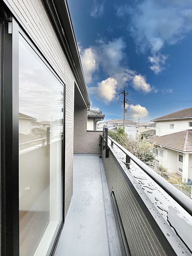 【バルコニー】~Balcony~ 南向きのバルコニーの前には雲以外に太陽を遮るものがありません。お洗濯物も乾きやすく、何より明るく気持ちのいい光が入ってきます。家族全員分の洗濯物も一気に干せます。