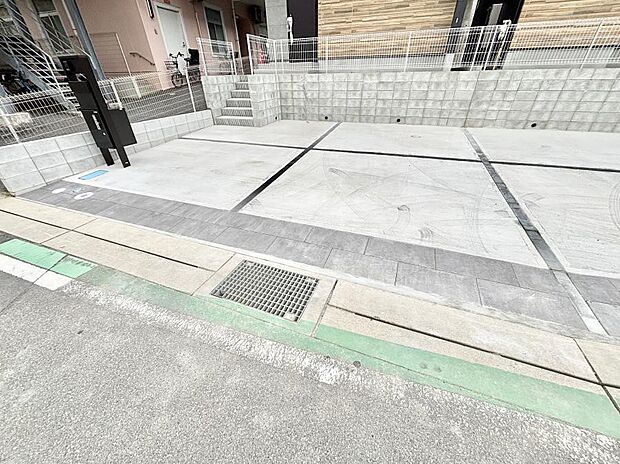 【駐車場】◆1号棟◆~Parking~ 駐車場2台置けます!(車種による)自転車置き場や物置場として、お子様の遊ぶスペースとして、ゆとりある敷地だからこそ可能な多用途にご利用いただけるスペースです。