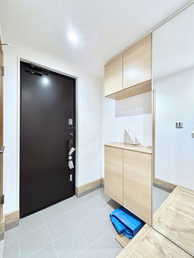 【玄関】◆1号棟◆~Entrance~ 下駄箱ミラー付なので、お出かけ前の身だしなみチェックに◎玄関はお客様をお出迎えする一番最初の場所、帰ってくる時に入る最初の場所。そんな場所だからこそ、より良い空間に…♪