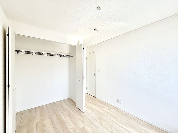 【寝室】◆1号棟◆~Bed Room~全居室には収納クローゼットを完備!普段使いのお洋服や小物はもちろん、季節物のお洋服などもしっかりと整理整頓おしまい頂けます。 居室空間を広く使用できますね。