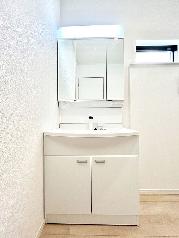 【洗面台・洗面所】◆1号棟◆~Dressing Room~ 明るく清潔感溢れるパウダールーム。毎日使う場所だからこそ、快適な空間となっております。シャンプードレッサーを採用しておりますので、朝シャンも手軽に出来ます。