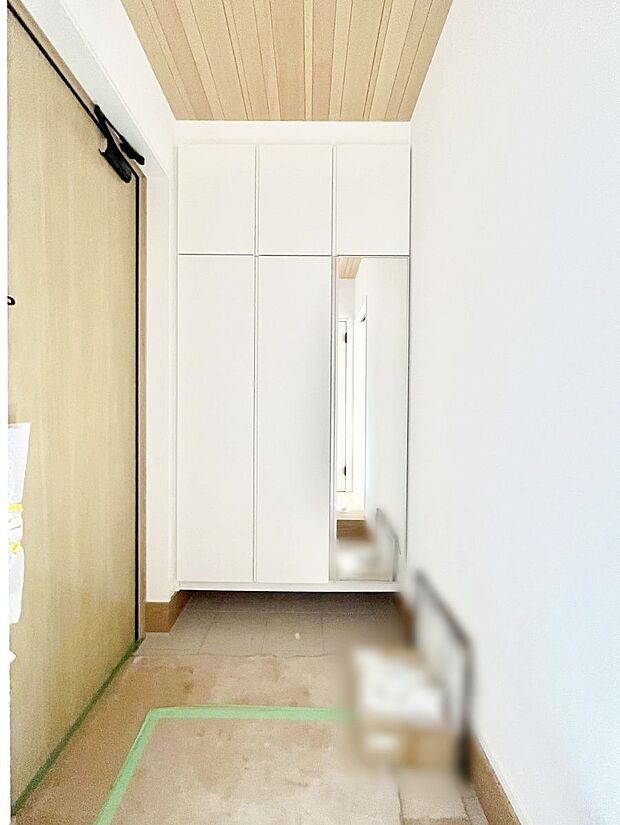 【玄関】ミラー付きシューズボックスはお出かけ前の身だしなみチェックに便利