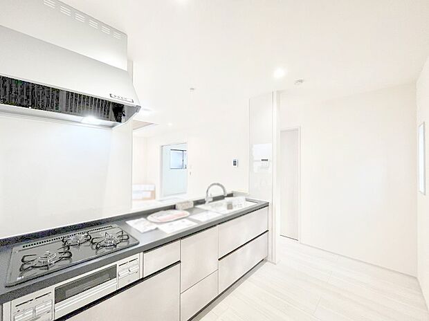 【ダイニングキッチン】～Kitchen～  リビングが見渡せるカウンターキッチン。  料理をしながら家族とコミュニケーションをとれるだけでなく、大きな開放感も得ることができます。  お子様の成長も感じることができますね！