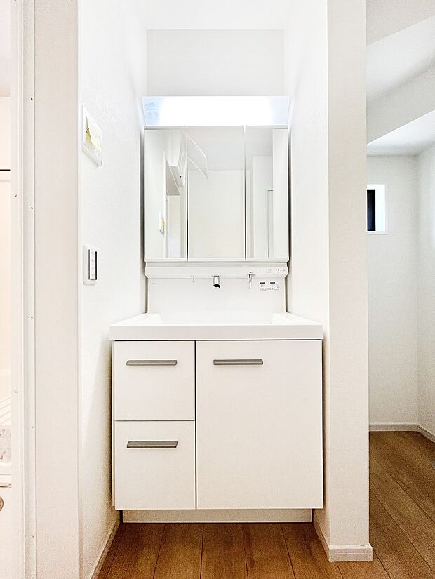 【洗面台・洗面所】~Dressing Room~ 清潔感溢れる色合いで統一されていると、スッキリと整った印象をうけます。 鏡の裏にはたっぷりと収納スペースを標準装備! 水廻りは、シンプルかつ機能性を重視して。