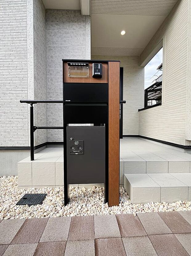 【その他現地】表札・インターホン・ポスト・宅配BOXをひとつに集約。エントランスになじむシンプルデザイン。