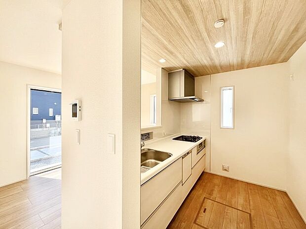 【ダイニングキッチン】~Kitchen~ 自然光が入る窓のあるキッチン☆毎日使う場所だからこそ、使い勝手を考慮しました。ゆったりとしたキッチンコーナーは質感豊かな仕上がりとなっております。