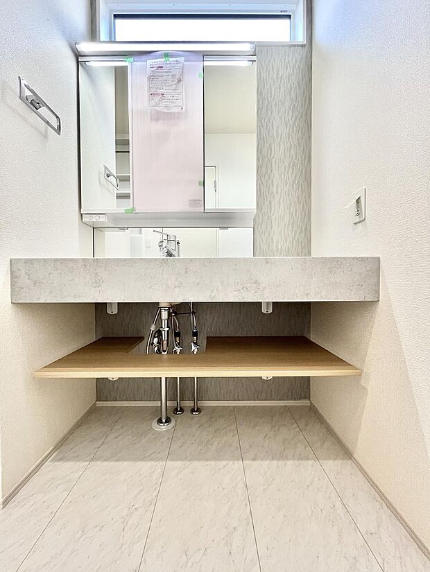 【洗面台・洗面所】~Dressing Room~ 十分な大きさの洗面台は収納もさる事ながら、身だしなみチェックや歯磨きなど、朝の慌ただしい時間でもホテルライクなスペースで余裕とゆとりを感じて頂けます。