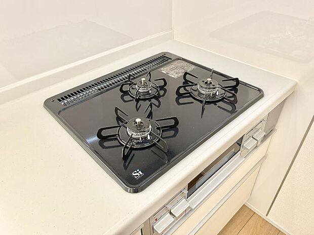 【その他設備(Siセンサーコンロ)】ガスコンロはSiセンサー搭載。火力調節や焦げ付き・消し忘れも防いでくれます。