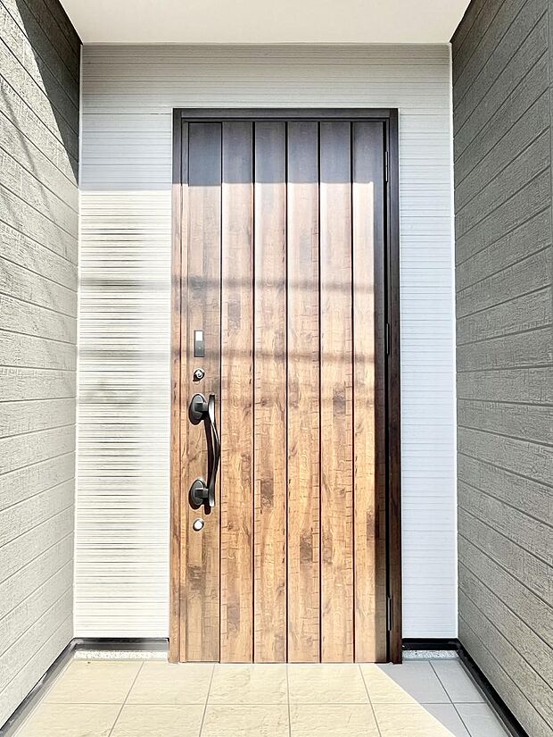 【玄関】住まいの顔を演出する、玄関ドア。 　