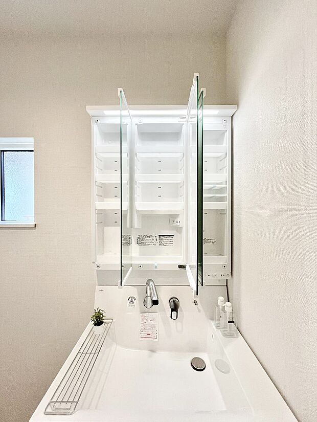 【その他設備(三面鏡裏収納)】三面鏡の裏に、化粧品や衛生用品などを収納可能。洗面台をすっきりと保ちます！