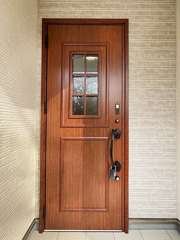 【玄関】～Entrance～　玄関は、お客さんをお迎えする場であり、家族が出入りする場でもあるので「おうちの顔」とも呼ばれる重要な場所！すっきりと明るく、いつでもお客様をお出迎えできるような設計をしました！