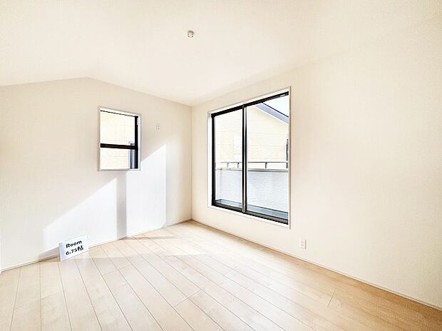 【寝室】～Bed Room～　2面採光を確保した明るい室内は、風通しも良く、大変居心地の良い空間となっております。爽やかな風を感じて起きる朝は、快適生活の始まりに！日当たりや通風がとても良い住まい♪