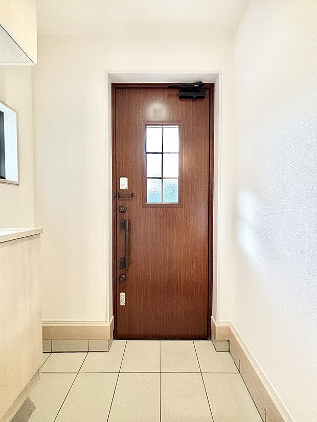 【玄関】～Entrance～　玄関は家の顔といわれますが我が家のセンスをさりげなく感じさせる魅力ある玄関造りも楽しみの一つ。帰宅する度に家族がほっとできる心地よい空間造りも大切ですね♪
