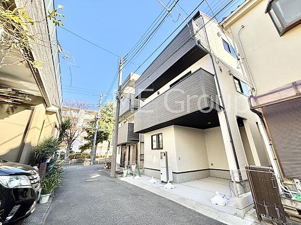 【前面道路含む現地写真】～Exterior～前面道路： 住宅地になっているので車量も少なく、静かな立地です。子育て環境も良好です♪♪周辺環境もあわせてご案内させて頂きます。お気軽にお問い合わせください。
