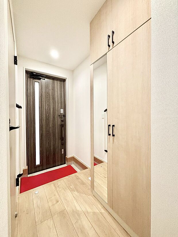 【玄関】～Entrance～　下駄箱ミラー付なので、お出かけ前の身だしなみチェックに◎♪玄関はお客様をお出迎えする一番最初の場所、帰ってくる時に入る最初の場所。そんな場所だからこそ、より良い空間に…♪