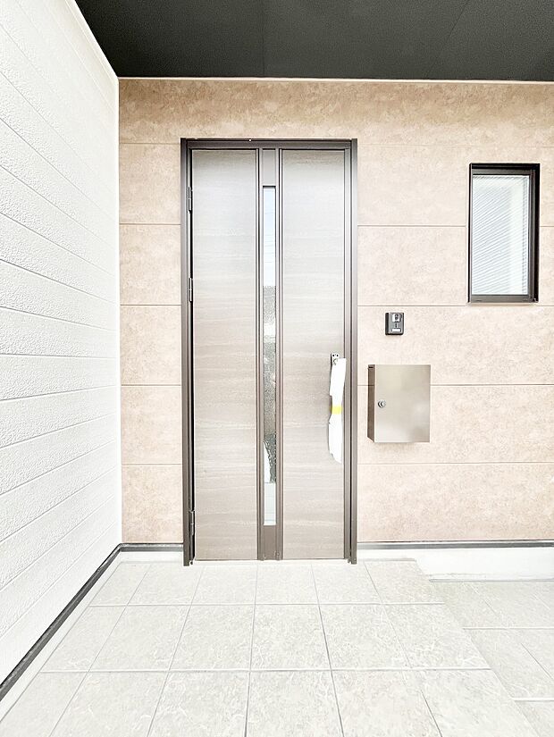 【玄関】~Entrance~ 玄関は、お客さんをお迎えする場であり、家族が出入りする場でもあるので「おうちの顔」とも呼ばれる重要な場所!すっきりと明るく、いつでもお客様をお出迎えできるような設計をしました!