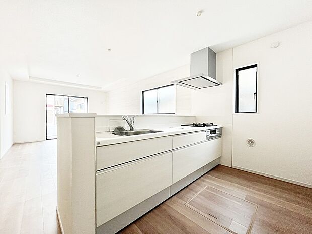 【ダイニングキッチン】~Kitchen~ 自然光が入る窓のあるキッチン☆毎日使う場所だからこそ、使い勝手を考慮しました。ゆったりとしたキッチンコーナーは質感豊かな仕上がりとなっております。