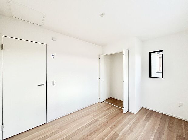 【寝室】~Bed Room~ 居室には収納クローゼットを完備!普段使いのお洋服や小物はもちろん、季節物のお洋服などもしっかりと整理整頓おしまい頂けます。 居室空間を広く使用できますね。