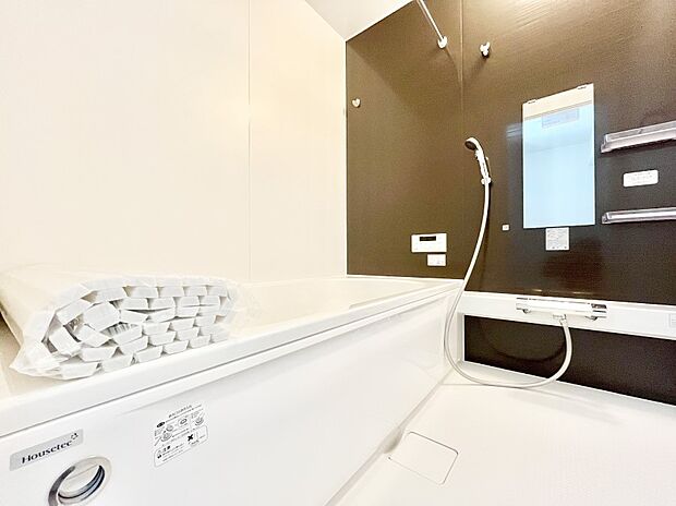 【浴室】~Bath Room~ ゆったりと足を伸ばして入浴することが可能!一日の疲れを癒す貴重なバスタイムです。お子様とご一緒でも十分な広さなので、リビングとは違った家族団欒のひと時をお楽しみいただけます。