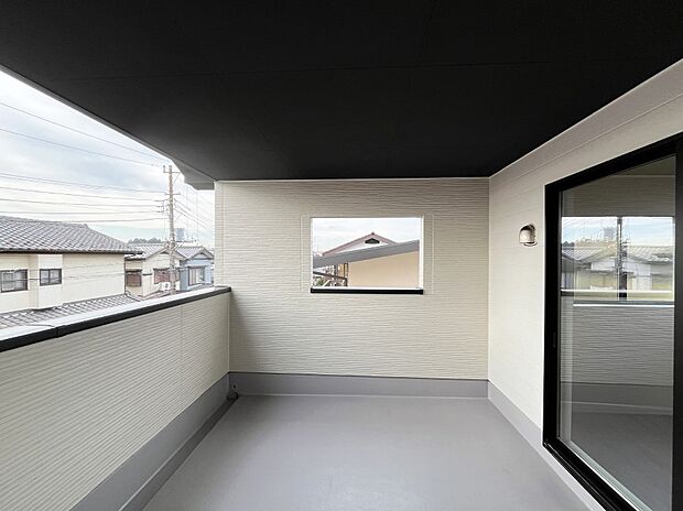 【バルコニー】~Balcony~ インナーバルコニーは洗濯物を干すスペースとして急な雨で洗濯物が濡れてしまうのを防いでくれます◎チェアでくつろいだり、夏には周りを気にせずビニールプールが楽しめますね♪