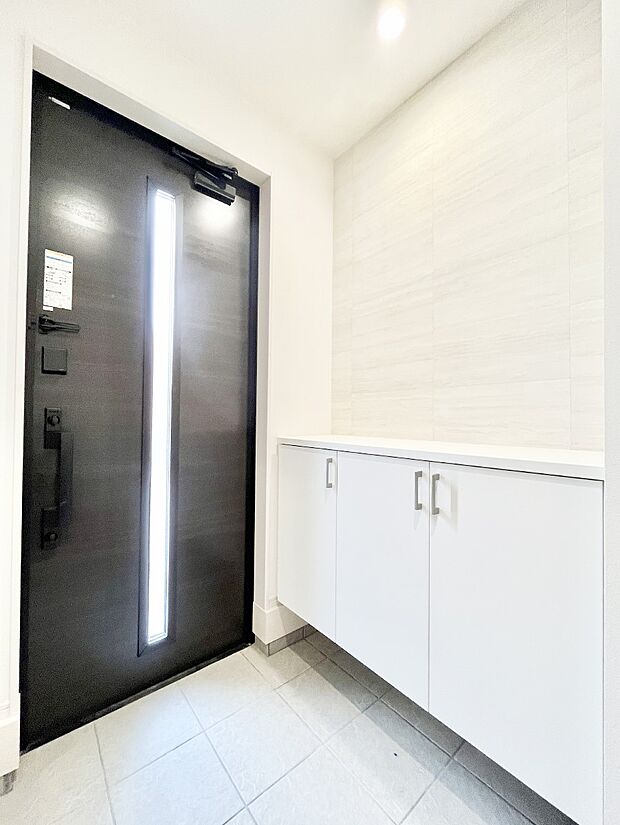 【玄関】~Entrance~ 家の中でお客様を迎える最初の場所である玄関は、家の印象そのものです!豊富な玄関収納で、常に綺麗に保つことが出来ます♪玄関にはたっぷり収納の下駄箱を完備!