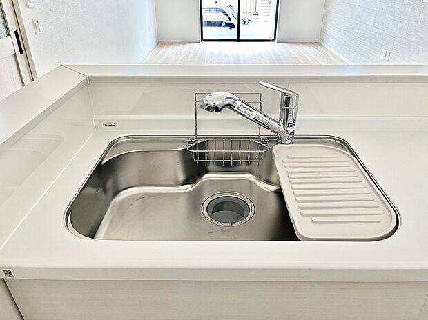 【その他設備(シンク)】広々としたシンクでお料理やお皿洗いもラクラク快適に！