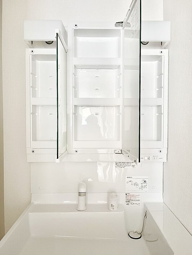 【その他設備(三面鏡裏収納)】三面鏡の裏に、化粧品や衛生用品などを収納可能。洗面台をすっきりと保ちます！