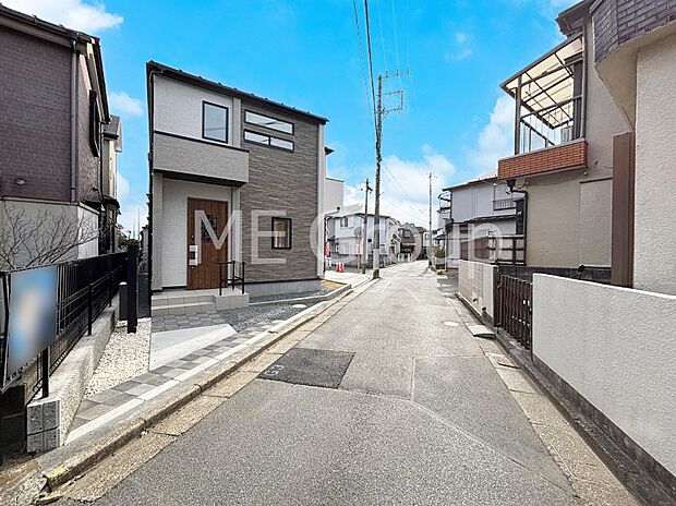 【前面道路含む現地写真】～Exterior～　前面道路は閑静な住宅地をはしる車通りの少ない道路。駐車の出し入れもらくらくです！ご不明点・現地見学のご希望は、お気軽にお問い合わせください！