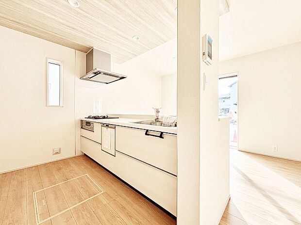 【ダイニングキッチン】◆１号棟◆～Kitchen～　自然光が入る窓のあるキッチン☆毎日使う場所だからこそ、使い勝手を考慮しました。ゆったりとしたキッチンコーナーは質感豊かな仕上がりとなっております。