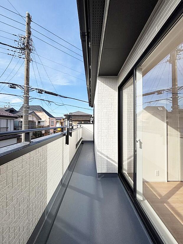 【バルコニー】◆１号棟◆～Balcony～  バルコニーは温かい陽がさしこみ、お布団や洗濯物を気持ちよく干すことができます。  使いやすく開放的なバルコニーです♪陽ざしがたっぷり降り注ぐ、バルコニー付き住まい。  