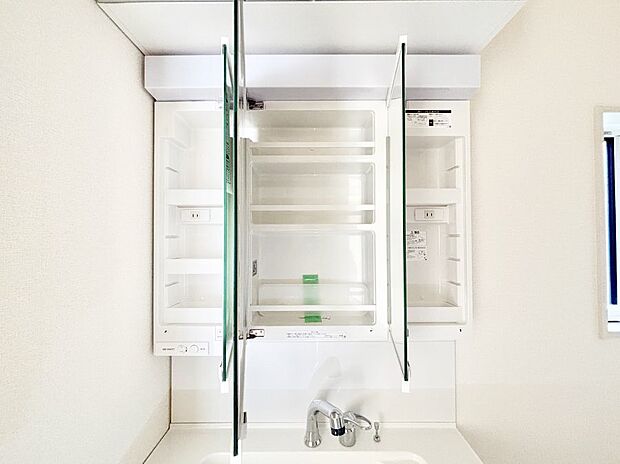 【その他設備(三面鏡裏収納)】◆１号棟◆三面鏡の裏に、化粧品や衛生用品などを収納可能。洗面台をすっきりと保ちます！