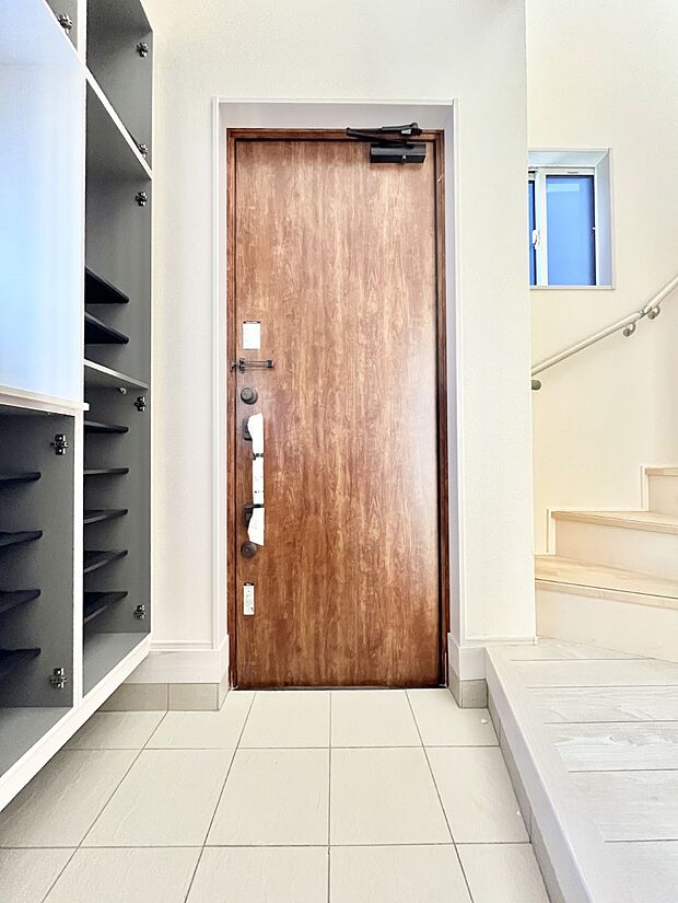 【玄関】◆1号棟◆~Entrance~ 家の中でお客様を迎える最初の場所である玄関は、家の印象そのものです!豊富な玄関収納で、常に綺麗に保つことが出来ます♪玄関にはたっぷり収納の下駄箱を完備!
