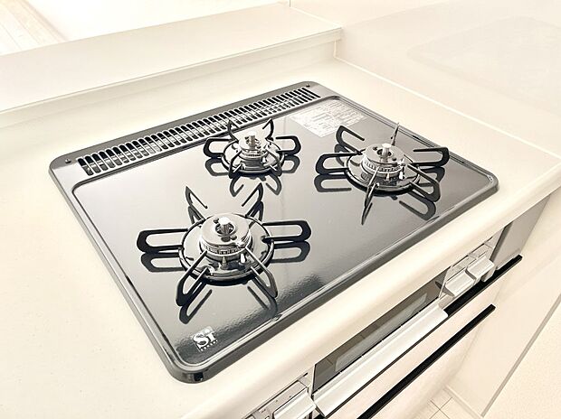 【その他設備(Siセンサーコンロ)】◆1号棟◆ガスコンロはSiセンサー搭載。火力調節や焦げ付き・消し忘れも防いでくれます。