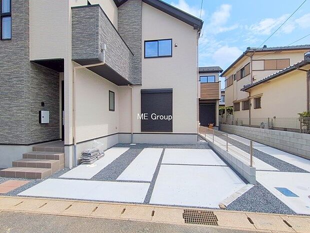 【駐車場】~Parking~ 駐車場2台置けます!(車種による)自転車置き場や物置場として、お子様の遊ぶスペースとして、ゆとりある敷地だからこそ可能な多用途にご利用いただけるスペースです。