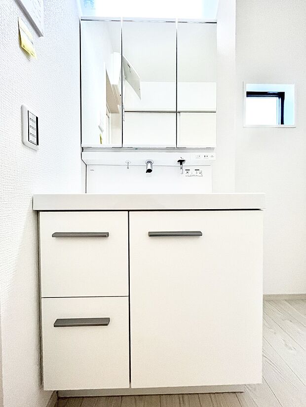 【洗面台・洗面所】~Dressing Room~ 清潔感溢れる色合いで統一されていると、スッキリと整った印象をうけます。 鏡の裏にはたっぷりと収納スペースを標準装備! 水廻りは、シンプルかつ機能性を重視して。