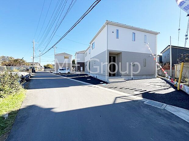 【前面道路含む現地写真】～Exterior～  前面道路： 住宅地になっているので車量も少なく、静かな立地です。子育て環境も良好です♪♪周辺環境もあわせてご案内させて頂きます。お気軽にお問い合わせください。