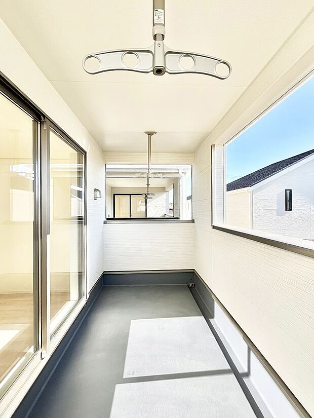 【バルコニー】◆1号棟◆～Balcony～　南向きのバルコニーの前には雲以外に太陽を遮るものがありません。お洗濯物も乾きやすく、何より明るく気持ちのいい光が入ってきます。家族全員分の洗濯物も一気に干せます。