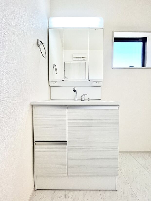 【洗面台・洗面所】◆1号棟◆～Dressing Room～　明るく清潔感溢れるパウダールーム。毎日使う場所だからこそ、快適な空間となっております。シャンプードレッサーを採用しておりますので、朝シャンも手軽に出来ます。