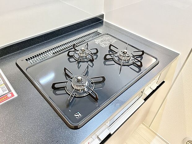 【その他設備(ガスコンロ)】◆1号棟◆三口ガスコンロでお料理が一気にはかどりそう  