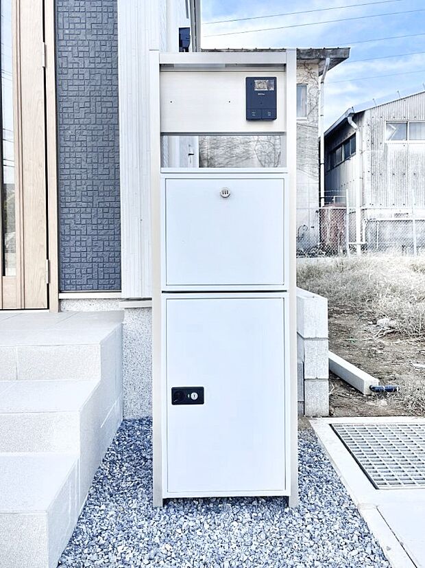 【その他現地】表札・インターホン・ポスト・宅配ＢＯＸが一体型となったシンプルデザインの門柱