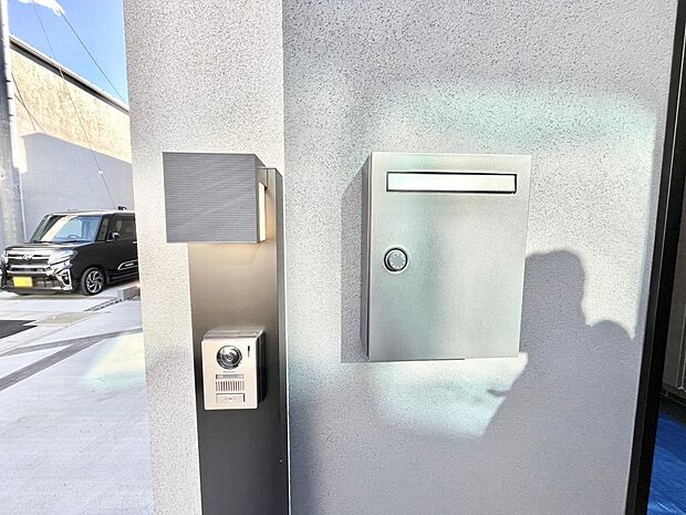 【その他現地】シンプルデザインのポスト。