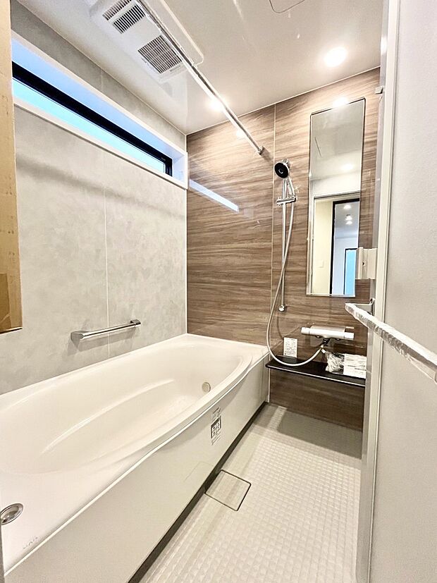 【浴室】～Bath Room～　窓付きのバスルームは、採光もあり明るく気持ちの良い空間です。窓があることで、換気環境も良好。ゆったり寛げるバスルームで、毎日のバスタイムが楽しみになりそうです。