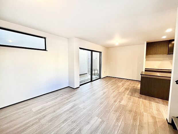 【ダイニング】～Living～　豊かな陽光がこの場所を照らしだす。光溢れるこの空間はみんなの笑顔が集う場所、時を忘れ、つきることのないたわいもない会話を楽しむ時間、たくさんの思いが綴られる場所。