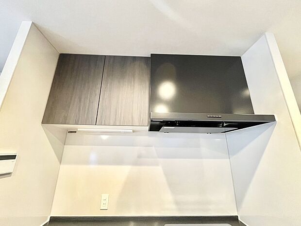 【その他設備(吊戸棚)】キッチン上部の吊戸棚を設置しました。