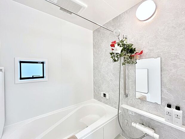 【浴室】◆A号棟◆～Bath Room～　窓付きのバスルームは、採光もあり明るく気持ちの良い空間です。窓があることで、換気環境も良好。ゆったり寛げるバスルームで、毎日のバスタイムが楽しみになりそうです。