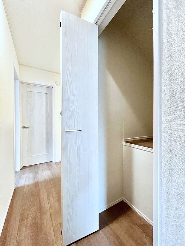 【その他設備(廊下収納)】◆A号棟◆廊下収納。掃除道具や季節の小物を収納することができます。